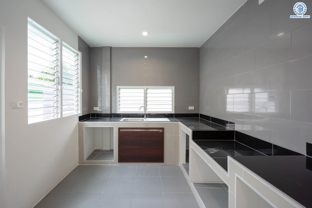 บ้านมือสองตกแต่งใหม่ ม.ชลลดา วัดลาดปลาดุก บ้านเดี่ยวหลังมุม คุณภาพระดับ L&H บนเนื้อที่ 61.3 ตร.ว. ฟังก์ชัน 3 ห้องนอน 3 ห้องน้ำ จอดรถได้ 1 คัน บนทำเลศักยภาพ เพียง 15 นาทีถึงเซ็นทรัลเวสท์เกต ใกล้รถไฟฟ้าสายสีม่วง "สถานีคลองบางไผ่"...